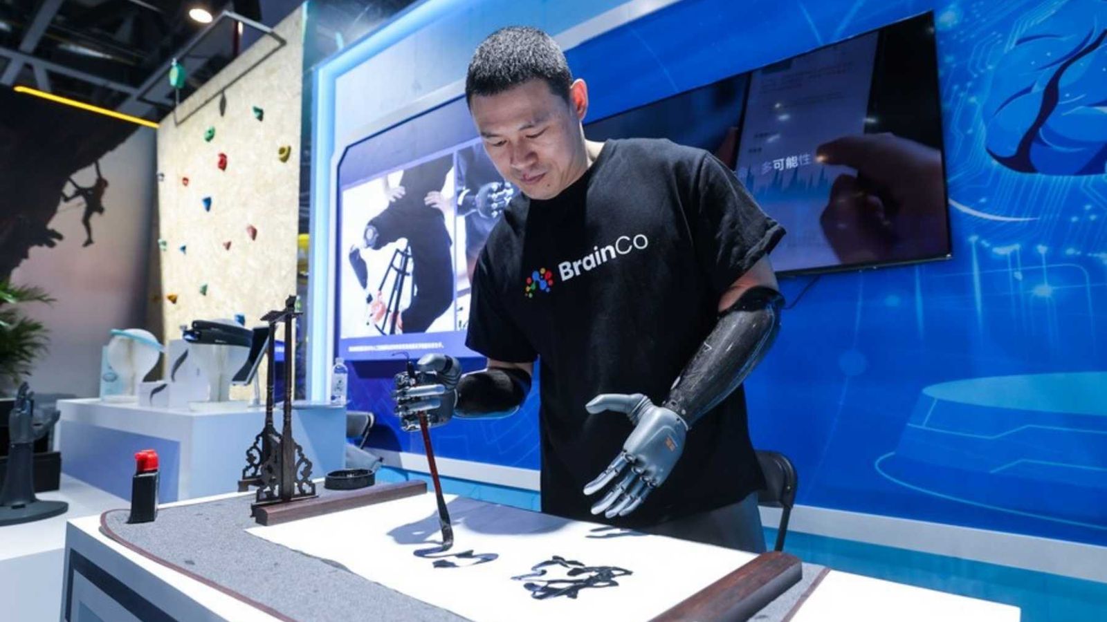 BrainCo Conecta Mentes a Robôs na Conferência de IA na China
