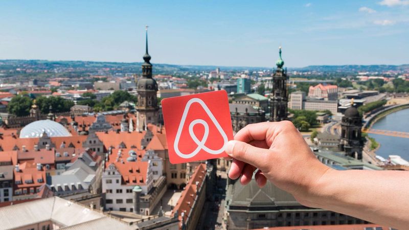 Airbnb lança busca por IA e reforça recursos sociais