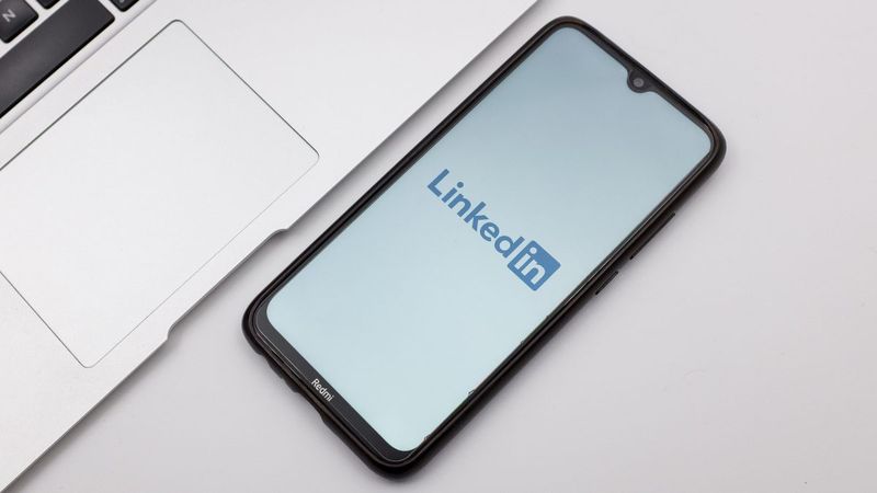 LinkedIn lança botão para denunciar conteúdo de IA de baixa qualidade