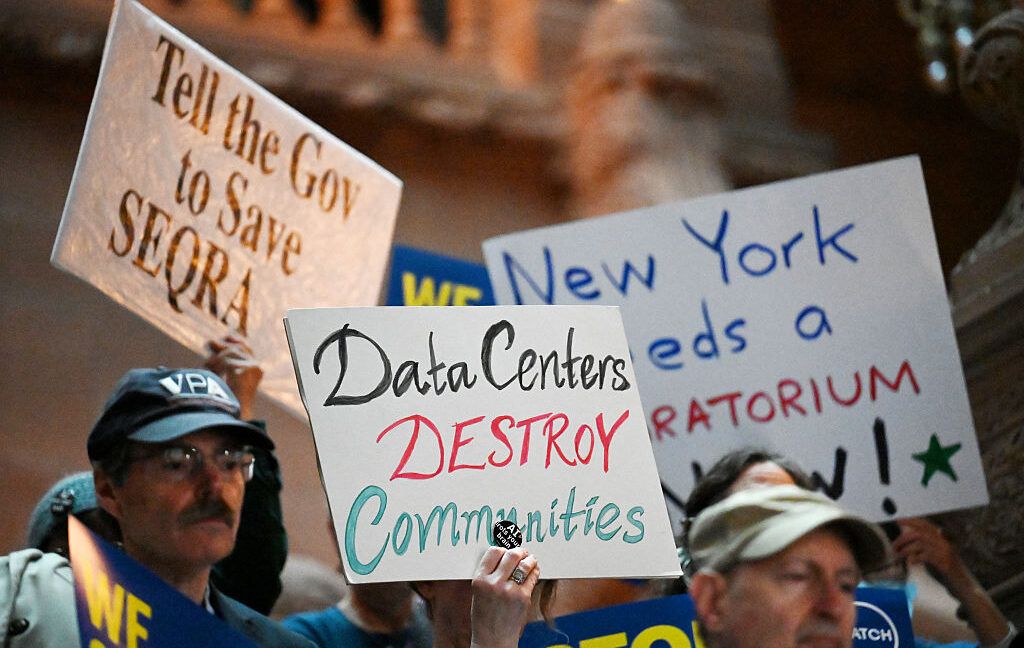 Nova York proíbe construção de data centers, impactando IA