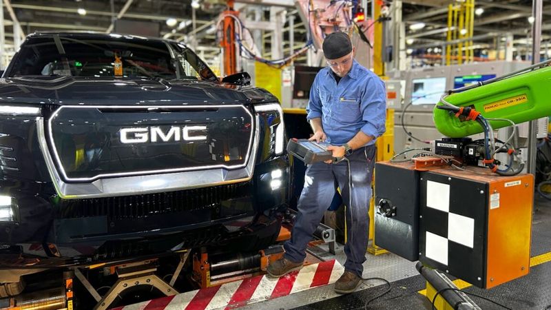 GM aposta em robôs na fábrica de carros elétricos após demissões