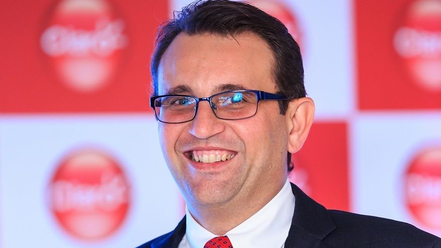 Claro aposta em IA como copiloto no atendimento, Vivo segue caminho oposto